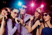 Artikel kali ini membahas mengenai beberapa manfaat karaoke dan bagaimana bernyanyi dapat meningkatkan kesehatan kita.