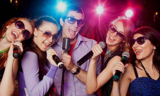 Artikel kali ini membahas mengenai beberapa manfaat karaoke dan bagaimana bernyanyi dapat meningkatkan kesehatan kita.