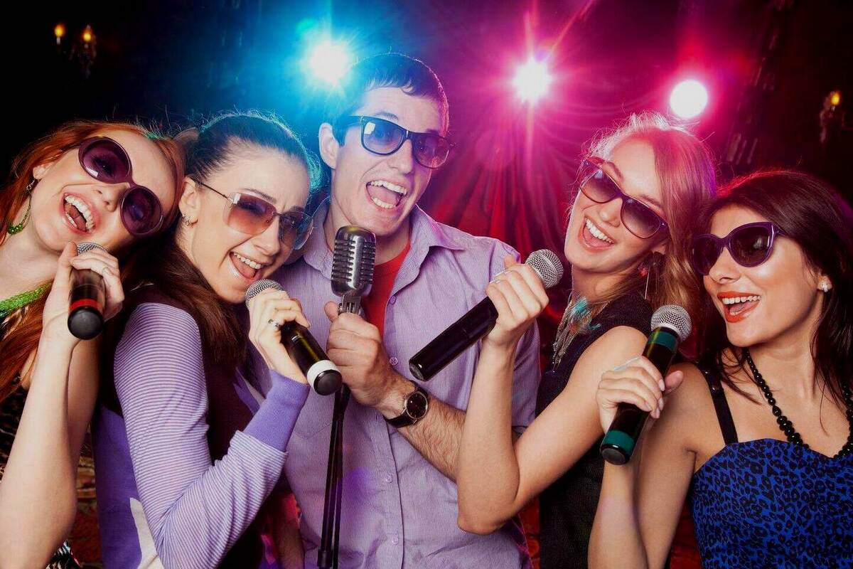 Artikel kali ini membahas mengenai beberapa manfaat karaoke dan bagaimana bernyanyi dapat meningkatkan kesehatan kita.