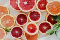 Pembahasan mengenai beberapa manfaat kesehatan jeruk Bali lengkap dengan nutrisi, efek samping, dan cara menyajikannya.