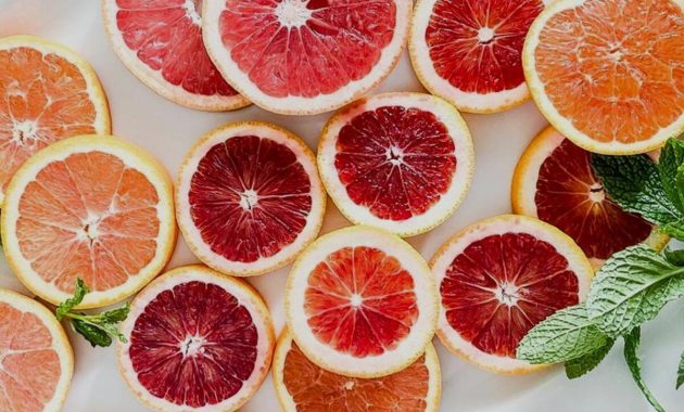 Pembahasan mengenai beberapa manfaat kesehatan jeruk Bali lengkap dengan nutrisi, efek samping, dan cara menyajikannya.