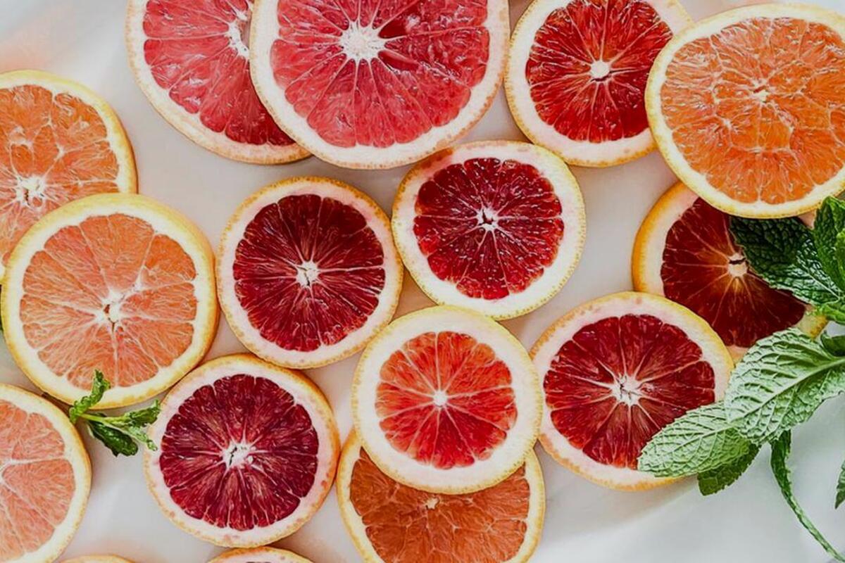 Pembahasan mengenai beberapa manfaat kesehatan jeruk Bali lengkap dengan nutrisi, efek samping, dan cara menyajikannya.