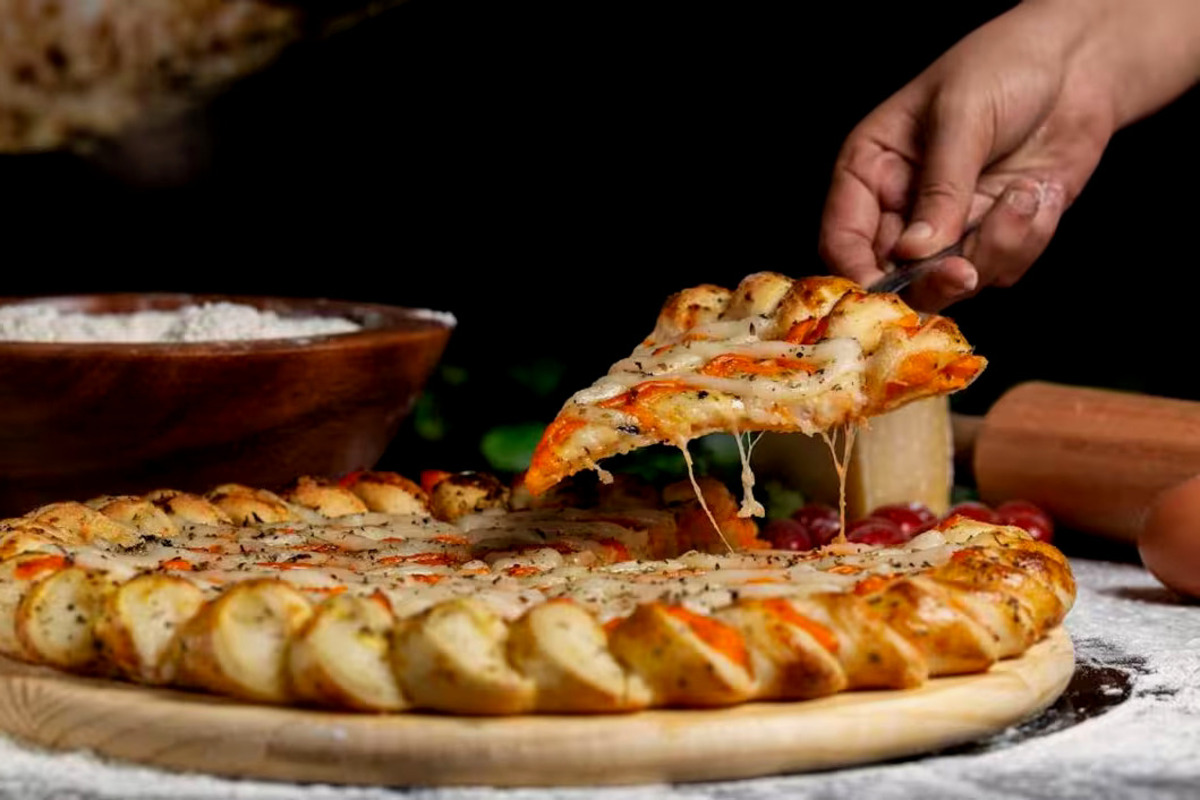 Artikel kali ini akan membuat kalian tersenyum karena akan membahas mengenai beberapa manfaat kesehatan pizza.