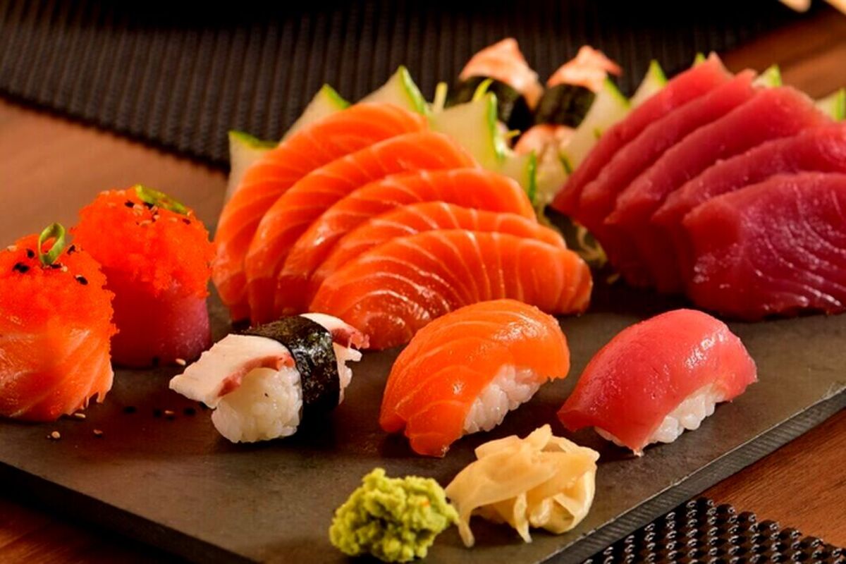 Artikel ini membahas mengenai beberapa manfaat mengonsumsi makanan laut mentah yang baik untuk membantu diet Anda.