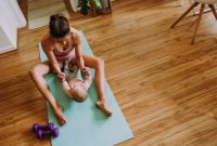 Artikel kali ini membahas mengenai beberapa latihan untuk bayi yang bisa membantu melatih kekuatan dan juga perkembangan motoriknya.