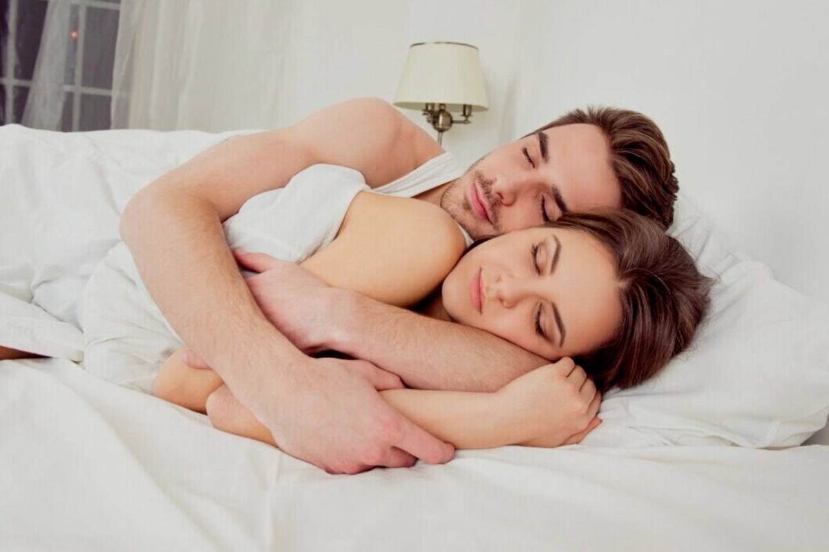 Artikel kali ini membahas mengenai manfaat berpelukan atau cuddling untuk pasangan suami istri yang sudah halal.