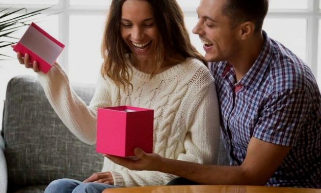 Artikel kali ini membahas mengenai pentingnya memberi hadiah alias giving gift dalam sebuah hubungan terutama untuk pasangan kekasih.