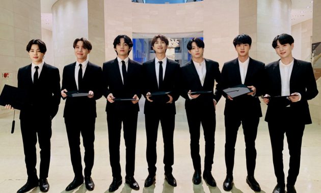 Artikel ini sangat menarik dan bisa menjadi motifasi untuk para K-Popers karena membahas tentang deretan idol K-pop yang kuliah hingga S2.