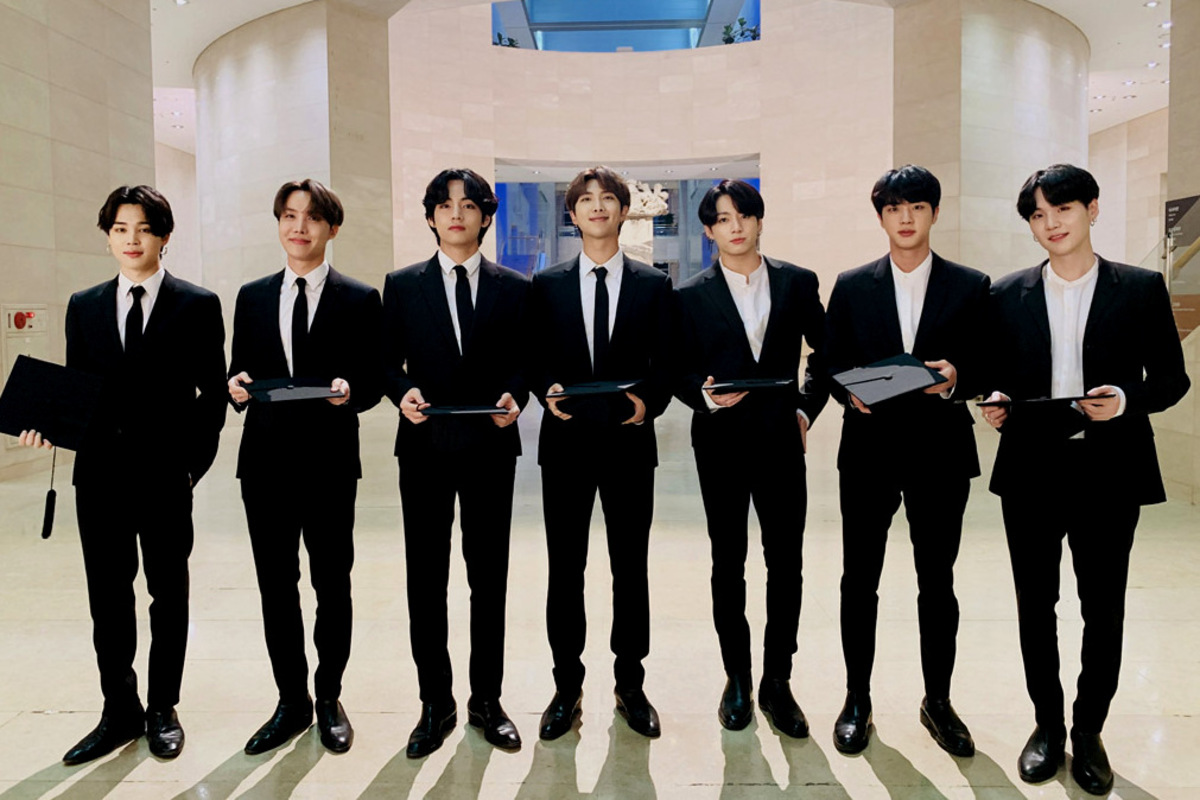 Artikel ini sangat menarik dan bisa menjadi motifasi untuk para K-Popers karena membahas tentang deretan idol K-pop yang kuliah hingga S2.