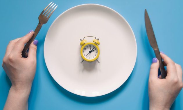 Artikel kali ini membahas mengenai beberapa manfaat berpuasa selama ramadan satu bulan yang baik untuk kesehatan.