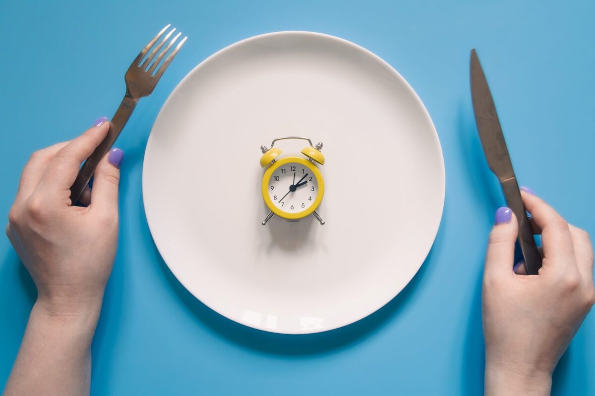 Artikel kali ini membahas mengenai beberapa manfaat berpuasa selama ramadan satu bulan yang baik untuk kesehatan.