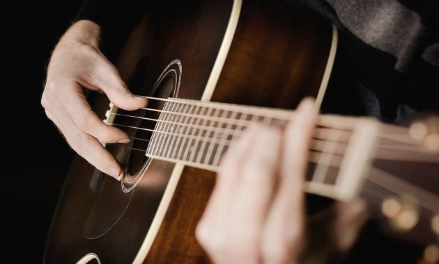 Artikel kali ini membahas mengenai beberapa tips latihan gitar yang mudah dipahami untuk membantu pemula memulai.