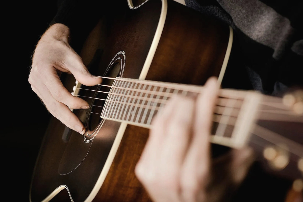 Artikel kali ini membahas mengenai beberapa tips latihan gitar yang mudah dipahami untuk membantu pemula memulai.