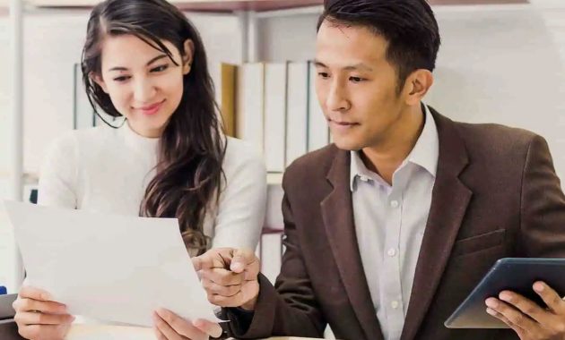 Artikel kali ini membahas mengenai beberapa alasan pria harus menafkahi wanita yang sudah menjadi istrinya sebagai kepala keluarga.