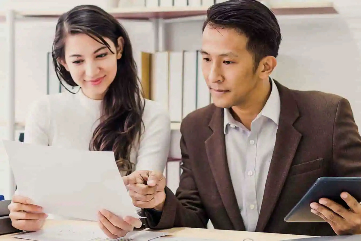 Artikel kali ini membahas mengenai beberapa alasan pria harus menafkahi wanita yang sudah menjadi istrinya sebagai kepala keluarga.