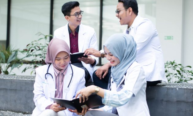 Artikel kali ini membahas mengenai beberapa tips persiapan kuliah Kedokteran untuk siswa-siswi SMA yang berminat menjadi dokter.