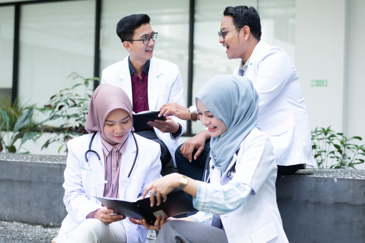Artikel kali ini membahas mengenai beberapa tips persiapan kuliah Kedokteran untuk siswa-siswi SMA yang berminat menjadi dokter.