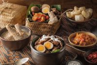 Artikel kali ini membahas mengenai beberapa rekomendasi makanan tradisional Jogja yang wajib Anda coba saat mengunjunginya.