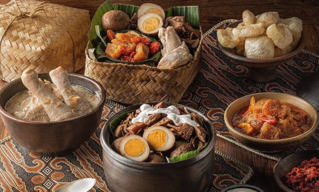 Artikel kali ini membahas mengenai beberapa rekomendasi makanan tradisional Jogja yang wajib Anda coba saat mengunjunginya.