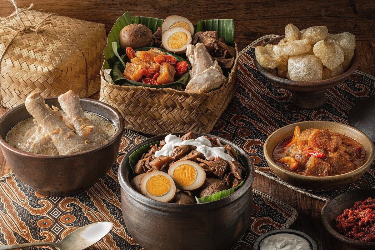 Artikel kali ini membahas mengenai beberapa rekomendasi makanan tradisional Jogja yang wajib Anda coba saat mengunjunginya.