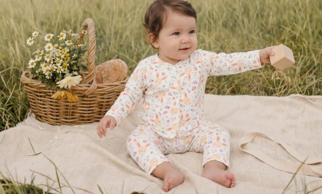 Artikel kali ini membahas mengenai beberapa cara dan tips untuk melindungi bayi dari nyamuk dan serangga lainnya.