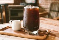 Artikel kali ini membahas mengenai beberapa perbedaan es americano dan es long black yang menarik untuk dipahami pecinta kopi.