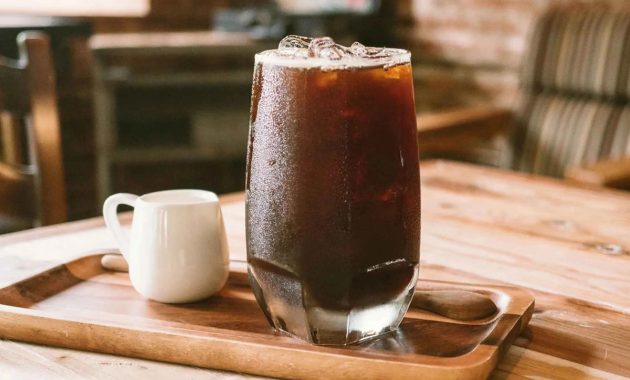 Artikel kali ini membahas mengenai beberapa perbedaan es americano dan es long black yang menarik untuk dipahami pecinta kopi.