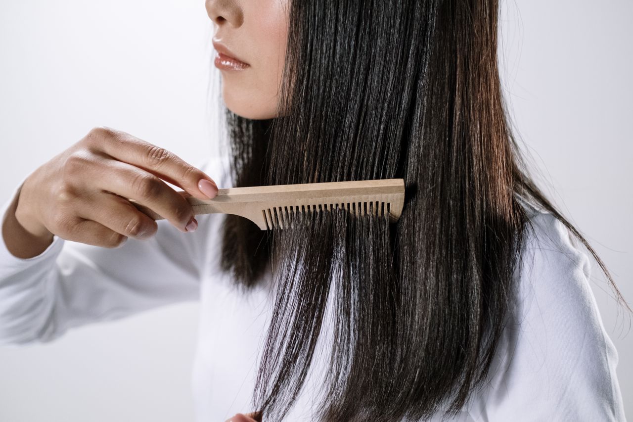 Sisir rambut anda agar selalu bersih