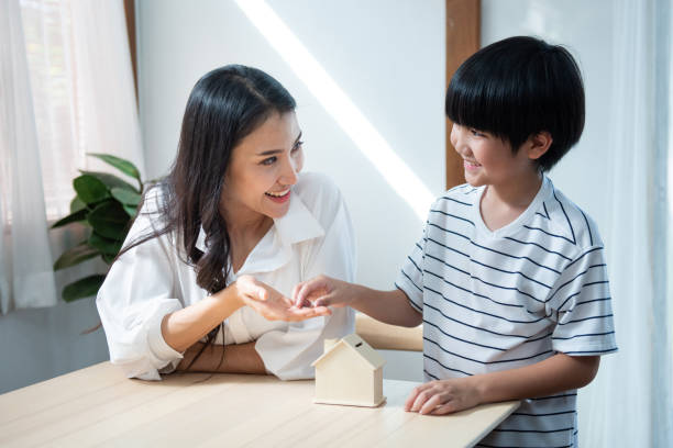 Ibu dan anak berinvestasi / istockphoto