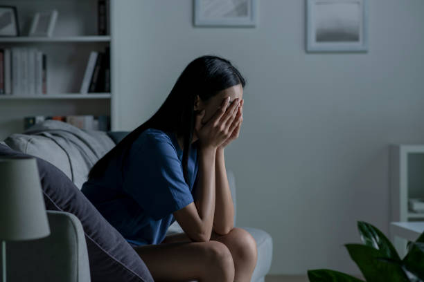 Wanita yang merasa lelah dan khawatir menderita depresi dalam kesehatan mental / istockphoto
