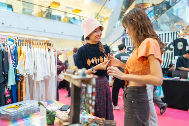Seorang penjual dan pelanggan yang memiliki hubungan baik / iStockphoto