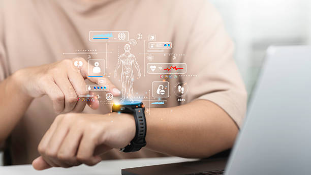 Jam tangan pintar untuk pemantauan teknologi perawatan kesehatan / iStockphoto