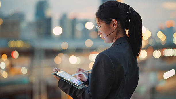 Alat AI bisnis pengkodean investor global pada tablet digital / iStockphoto