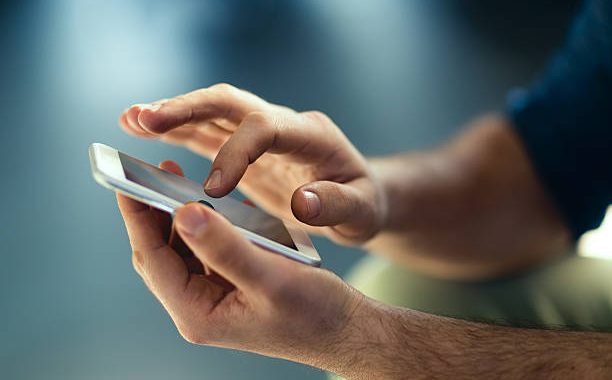Seseorang yang sedang mengecek ponselya / iStockphoto
