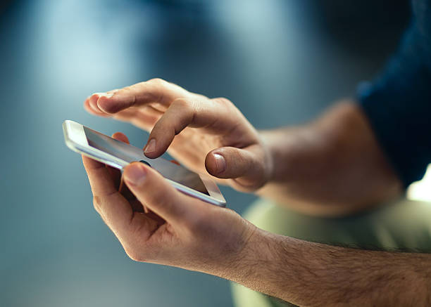 Seseorang yang sedang mengecek ponselya / iStockphoto