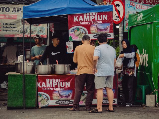 Suasana jajanan kaki lima yang meriah di sebuah pasar Jakarta / pexels-davidtumpal