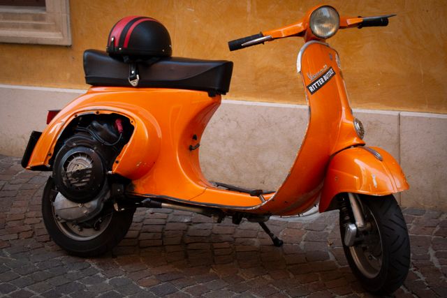 Vespa Orange / pexels-dylan-linders