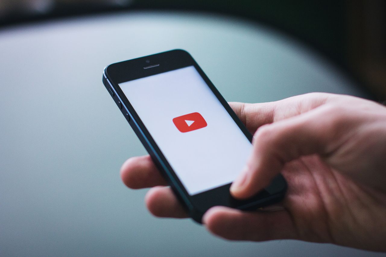 Seseorang sedang membuka aplikasi YouTube / pexels-freestocks