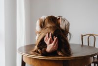 Ilustrasi Overthinking Pada Diri Sendiri / pexels-karola-g