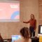 Wanita muda mempresentasikan konsep evolusi digital seperti AI dan big data dalam sebuah seminar / pexels-mikael-blomkvist