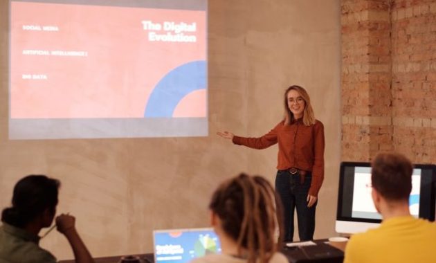 Wanita muda mempresentasikan konsep evolusi digital seperti AI dan big data dalam sebuah seminar / pexels-mikael-blomkvist
