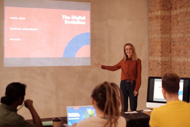 Wanita muda mempresentasikan konsep evolusi digital seperti AI dan big data dalam sebuah seminar / pexels-mikael-blomkvist