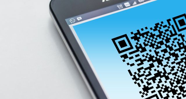 Kedekatan resolusi tinggi dari smartphone yang menampilkan kode QR di layarnya / pexels-pixabay