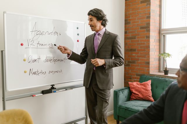 Pengusaha mempresentasikan agenda / pexels-rdne