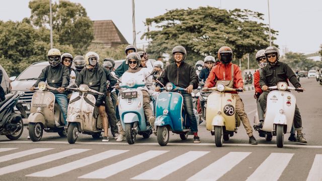 Sekelompok penggemar skuter yang bersemangat bersepeda di Jawa Timur, Indonesia, memamerkan persahabatan dan budaya / pexels-setengah-lima