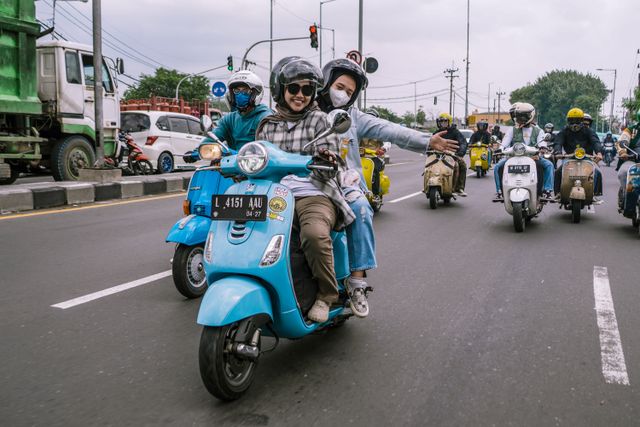 Sekelompok teman menikmati perjalanan skuter melalui jalan-jalan di Jawa Timur, Indonesia / pexels-setengah-lima