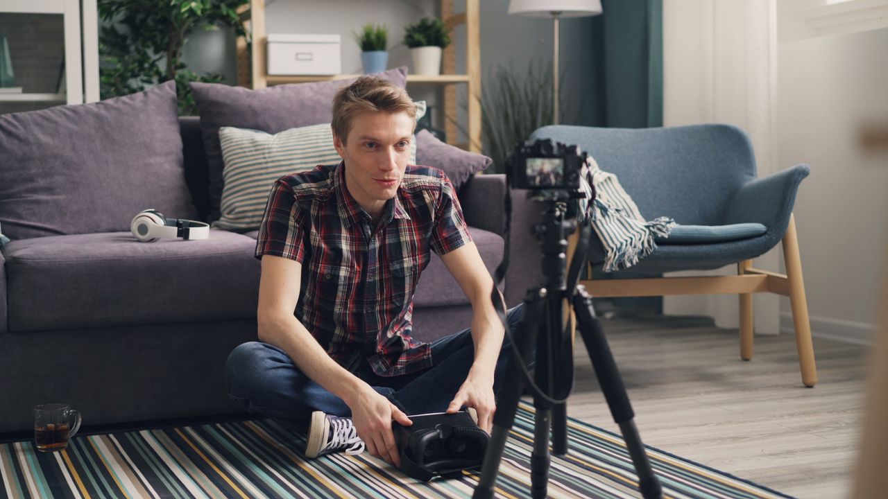 Ilustrasi YouTuber / pexels-silverkblack