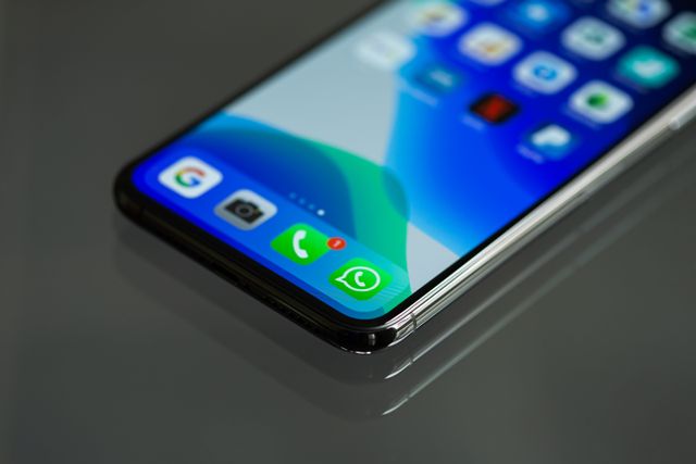 Layar smartphone yang menampilkan berbagai ikon / pexels-tdcat