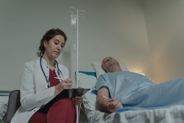 Seorang dokter wanita memeriksa catatan medis di samping seorang pasien / pexels-tima-miroshnichenko