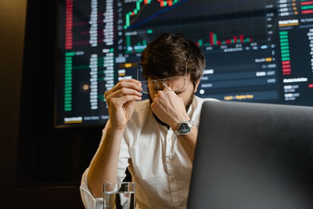 Seorang pria yang stres melihat data pasar saham / pexels-tima-miroshnichenko
